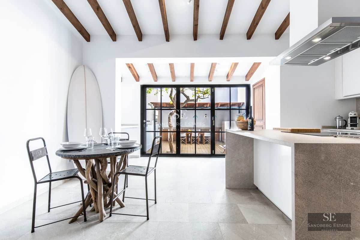 View of a rectangular pool surrounded by light paving. Lawn and lush vegetation in the background. Modern and minimalist style.