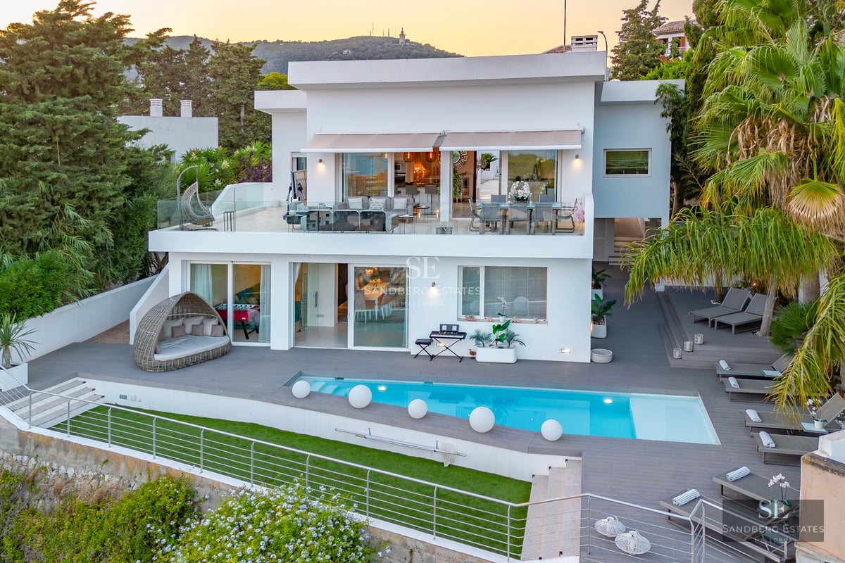 Terrace with infinity pool and sea view. Modern design with high-quality materials and stylish furniture. Natural lighting.