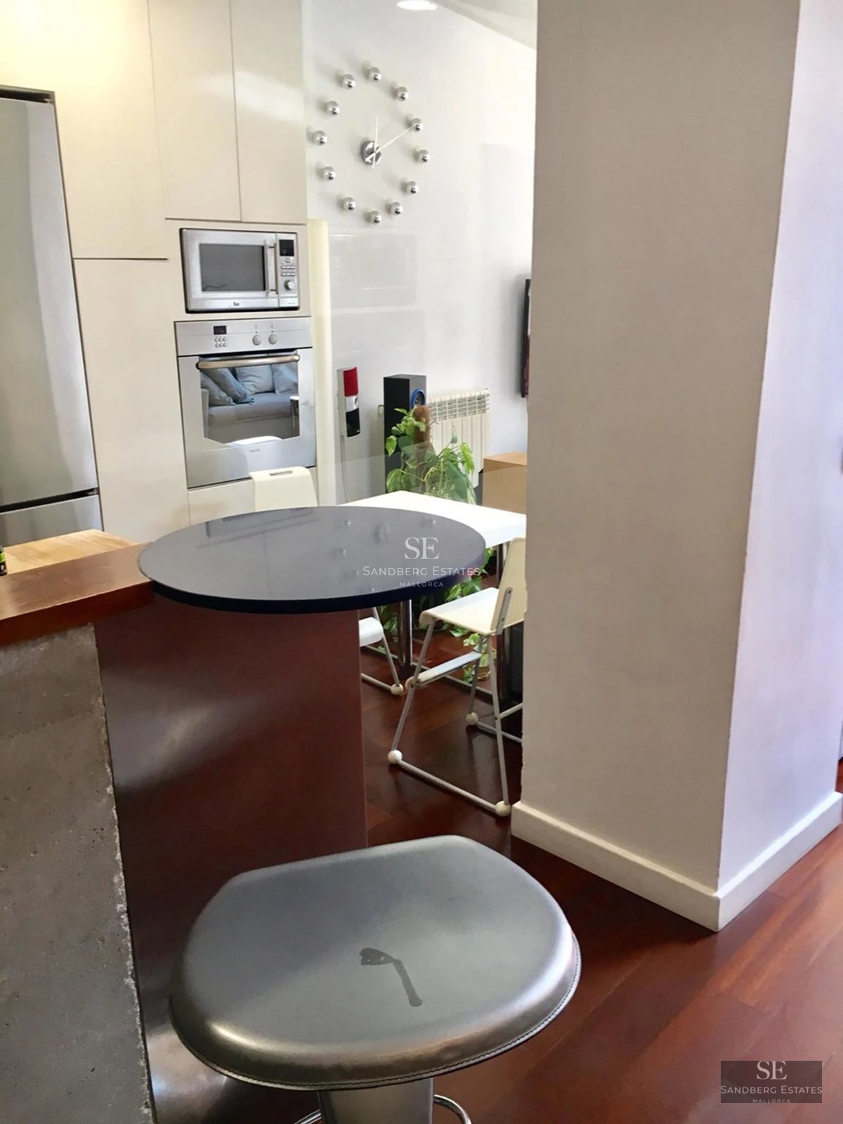 Exterior view of a modern villa with an infinity pool, garden and large windows. Minimalist design with luxurious finishes.