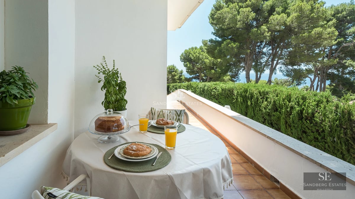 Infinity pool with transparent edge, lush garden, and modern architecture. Luxury and contemporary design.