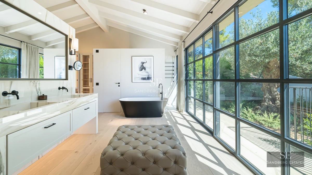 Exterior of a luxury villa with an infinity pool, sun loungers, and panoramic views. Modern design with large windows and a terrace.