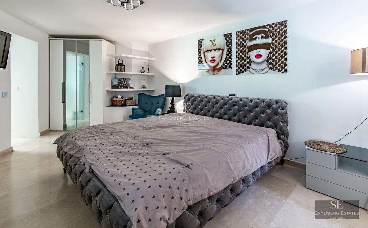 View of modern villa with infinity pool, sun loungers, lush garden and floor-to-ceiling windows leading outside. Minimalist design.