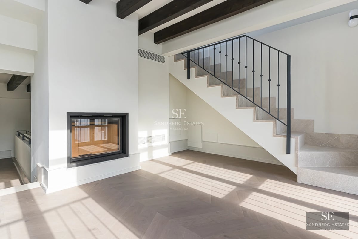 Image of a modern house with a pool, surrounded by greenery. Highlights minimalist architecture and natural lighting.