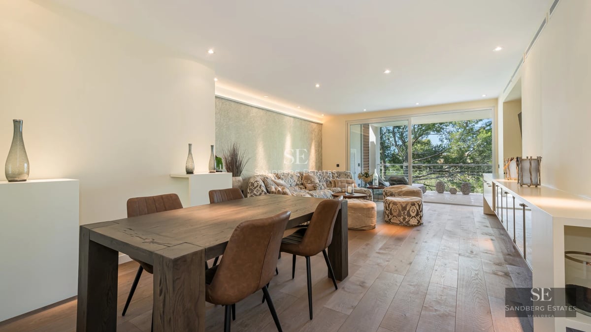 Spacious terrace with infinity pool and panoramic view. Modern architecture, sun loungers, and design details.