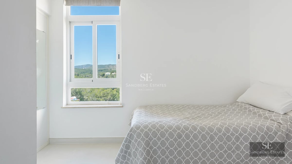 Spacious terrace featuring an infinity pool, sun loungers, ocean view, and modern design. Minimalist architecture with high-quality finishes.