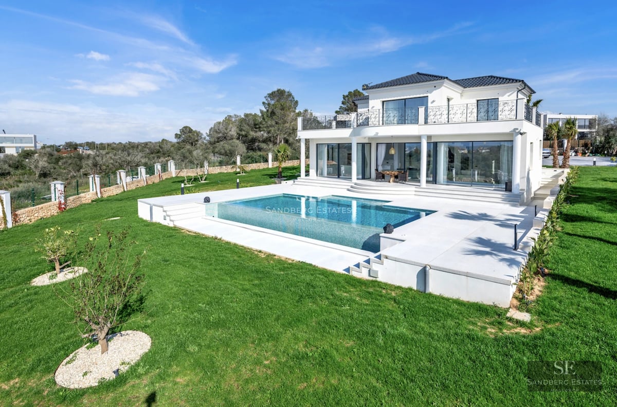 Expansive terrace featuring an infinity pool and panoramic views. Modern design, elegant furniture, and abundant natural light.