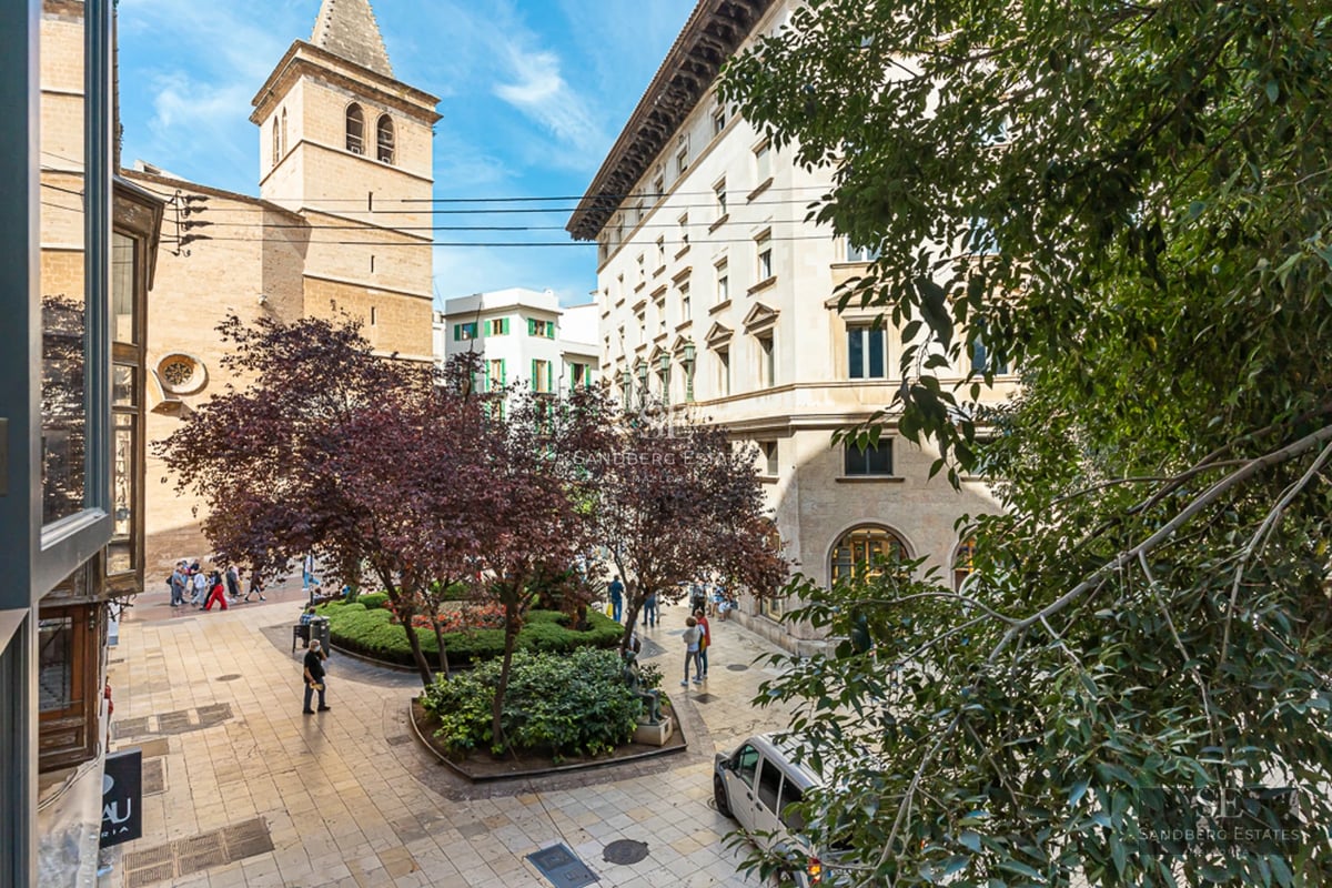 View of infinity pool. Modern design, clean lines, lush vegetation. Ideal for rest and relaxation.