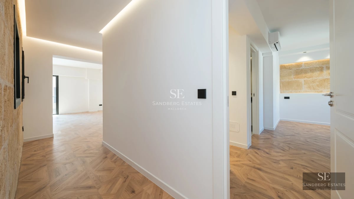 Exterior view of a modern house with pool, garden, and minimalist architecture. Abundant natural lighting.