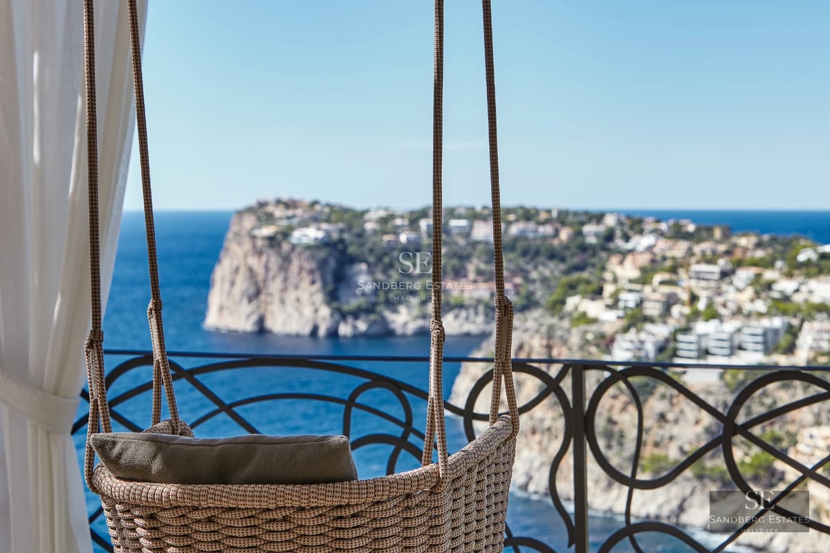 Exterior view of a modern house with a pool, garden, and large windows. Minimalist design and high-quality finishes.