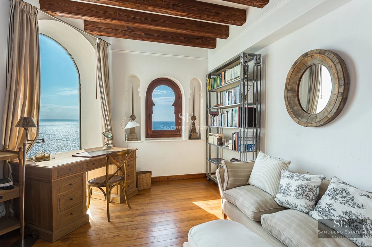 Image d'une villa de luxe avec piscine, architecture moderne, grandes baies vitrées, finitions haut de gamme et jardin luxuriant.