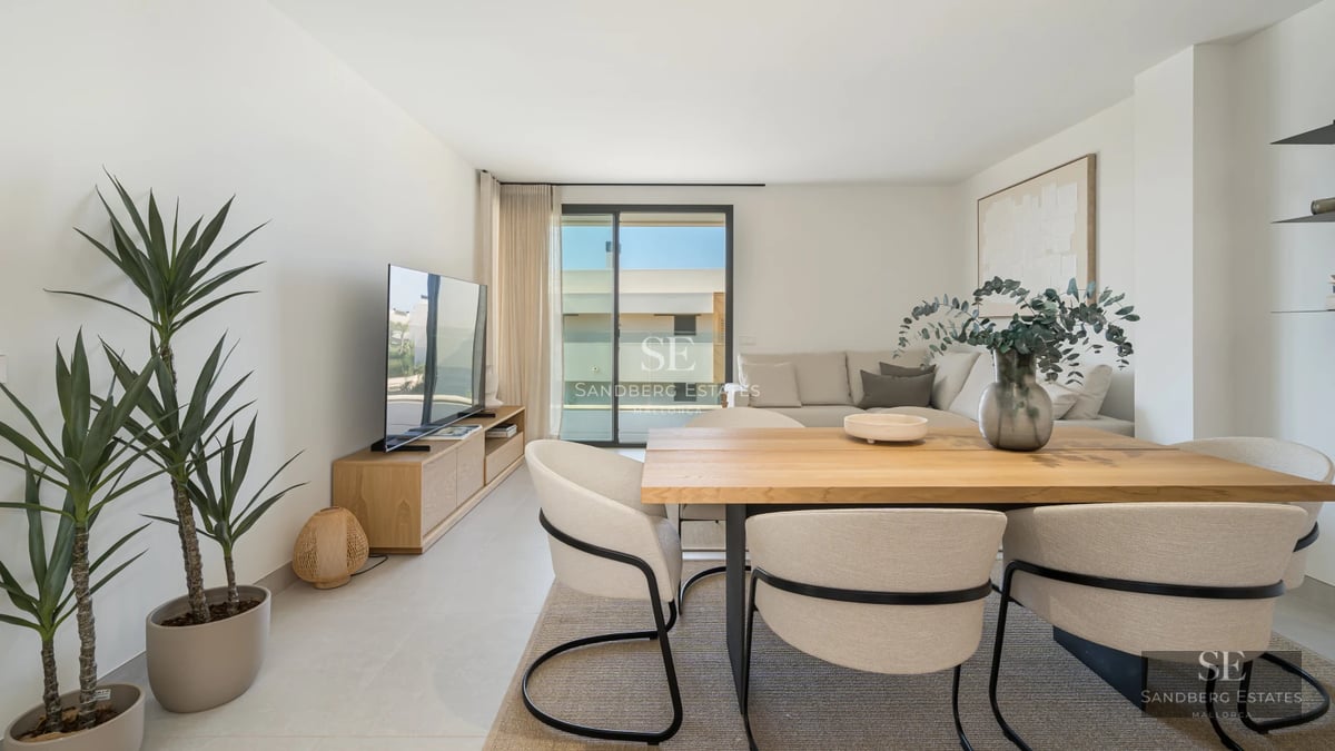 View of the infinity pool with glass edge and sun loungers. Modern architecture with wide panoramic views.