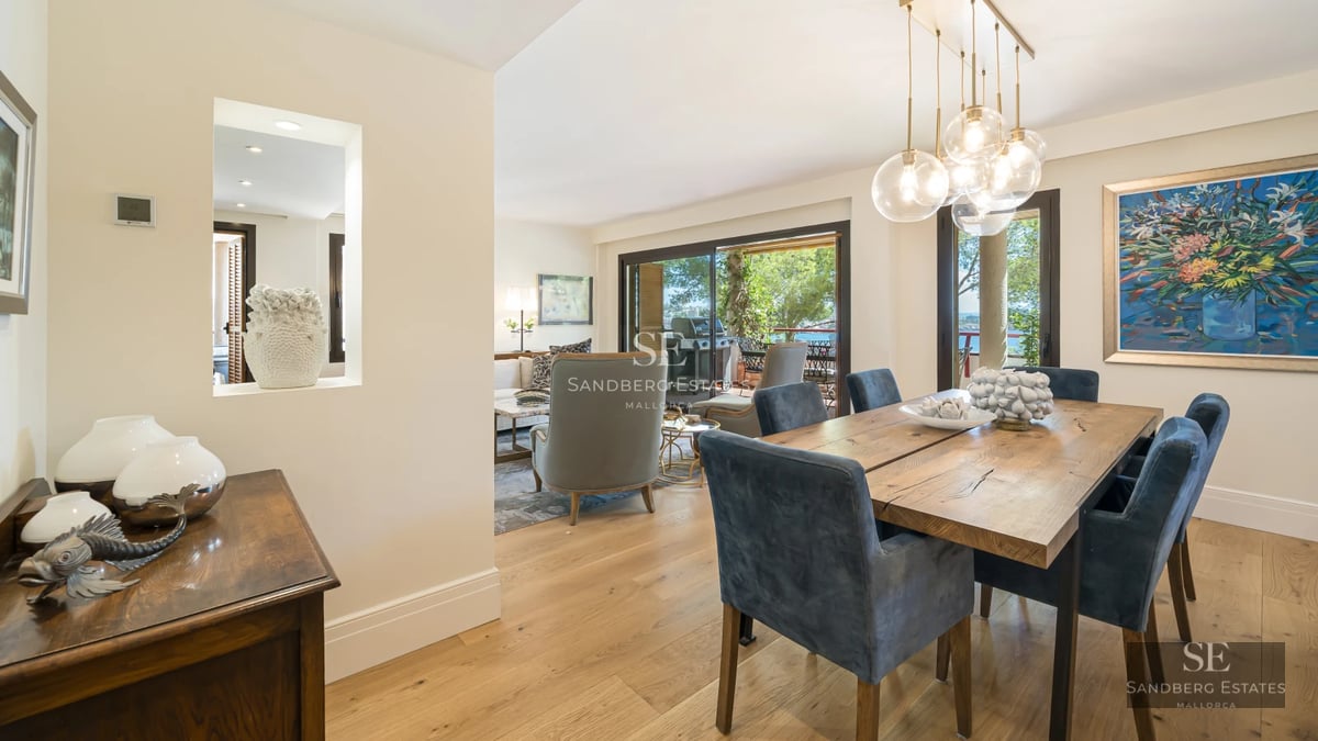 View of a modern villa with an infinity pool, lush garden, and expansive terraces. Elegant and minimalist architecture.