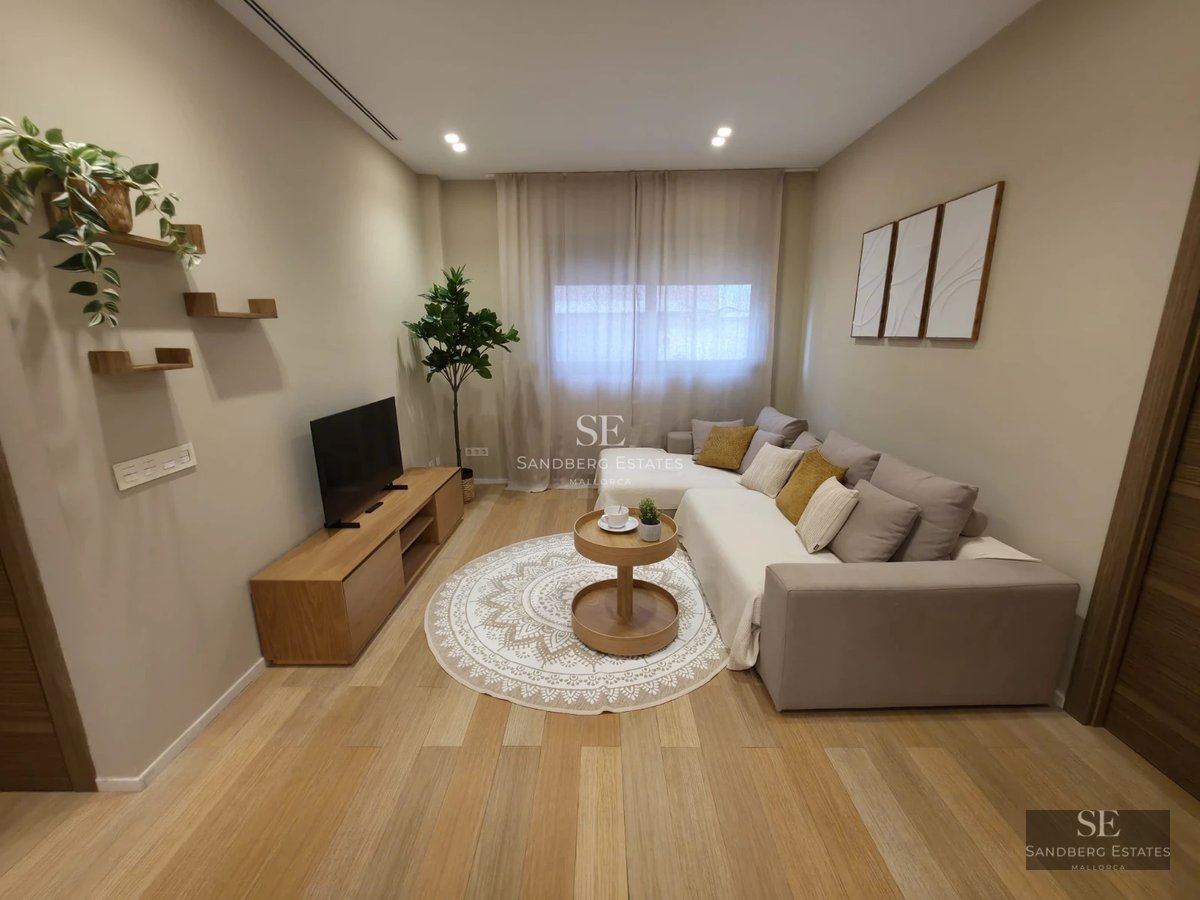 Spacious terrace with infinity pool, sun loungers and sea view. Modern design with high-end finishes and plenty of natural light.