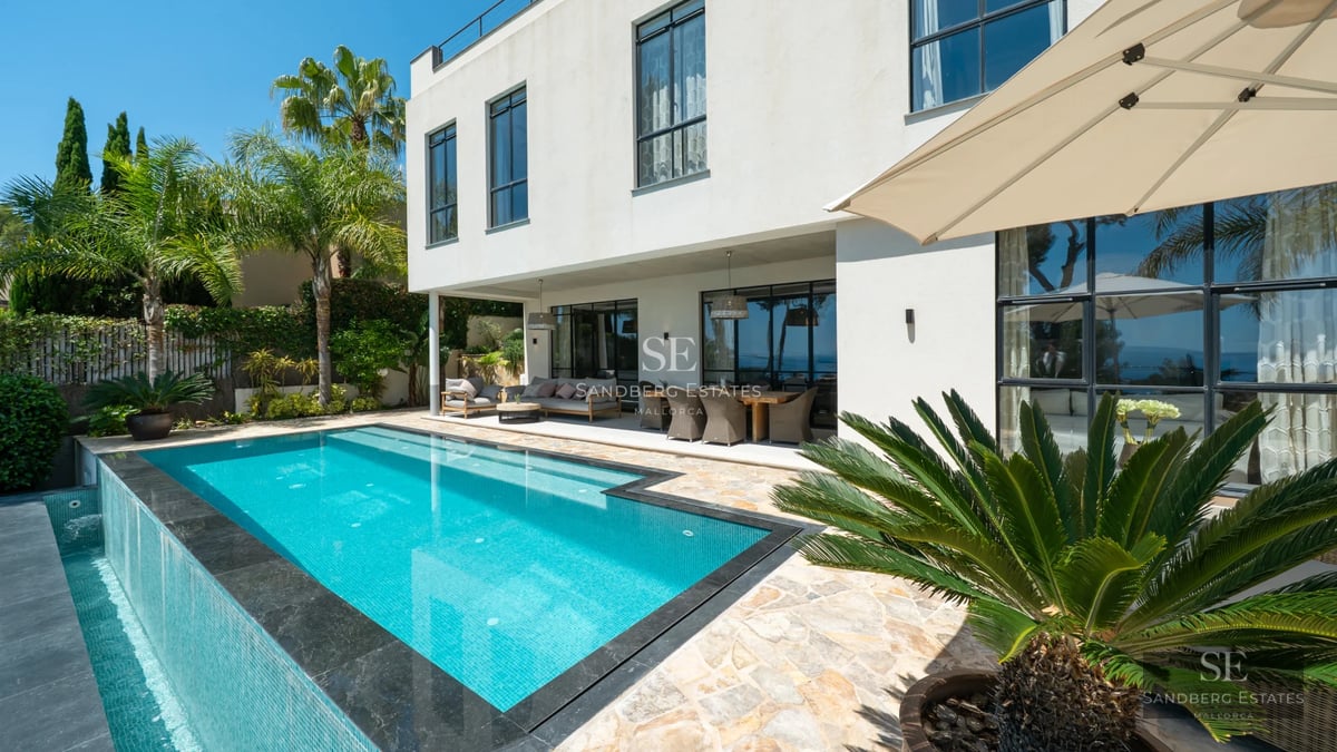 Modern penthouse with expansive windows, terrace with infinity pool and horizon views. Minimalist and elegant design.