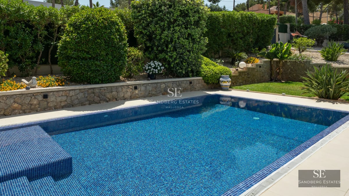 Exterior of a modern villa featuring a pool, garden, and large windows. Minimalist architecture. Elegant and contemporary design.