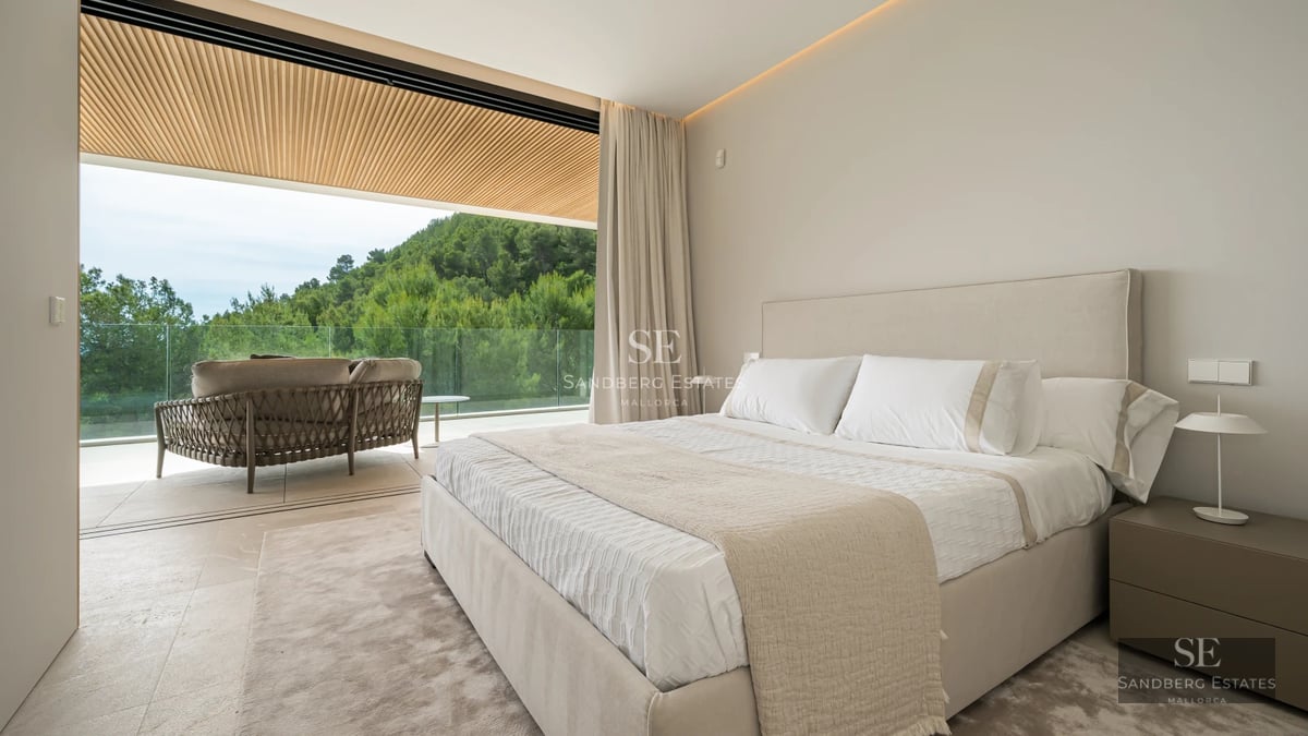 Spacious living room featuring natural light, a fireplace, and panoramic windows. Modern furniture and high-quality finishes.