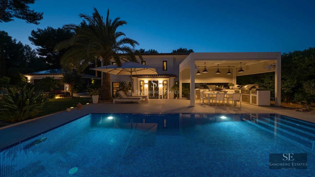 Modern exterior view with infinity pool, large windows and minimalist architecture. Lush landscaping and natural light.