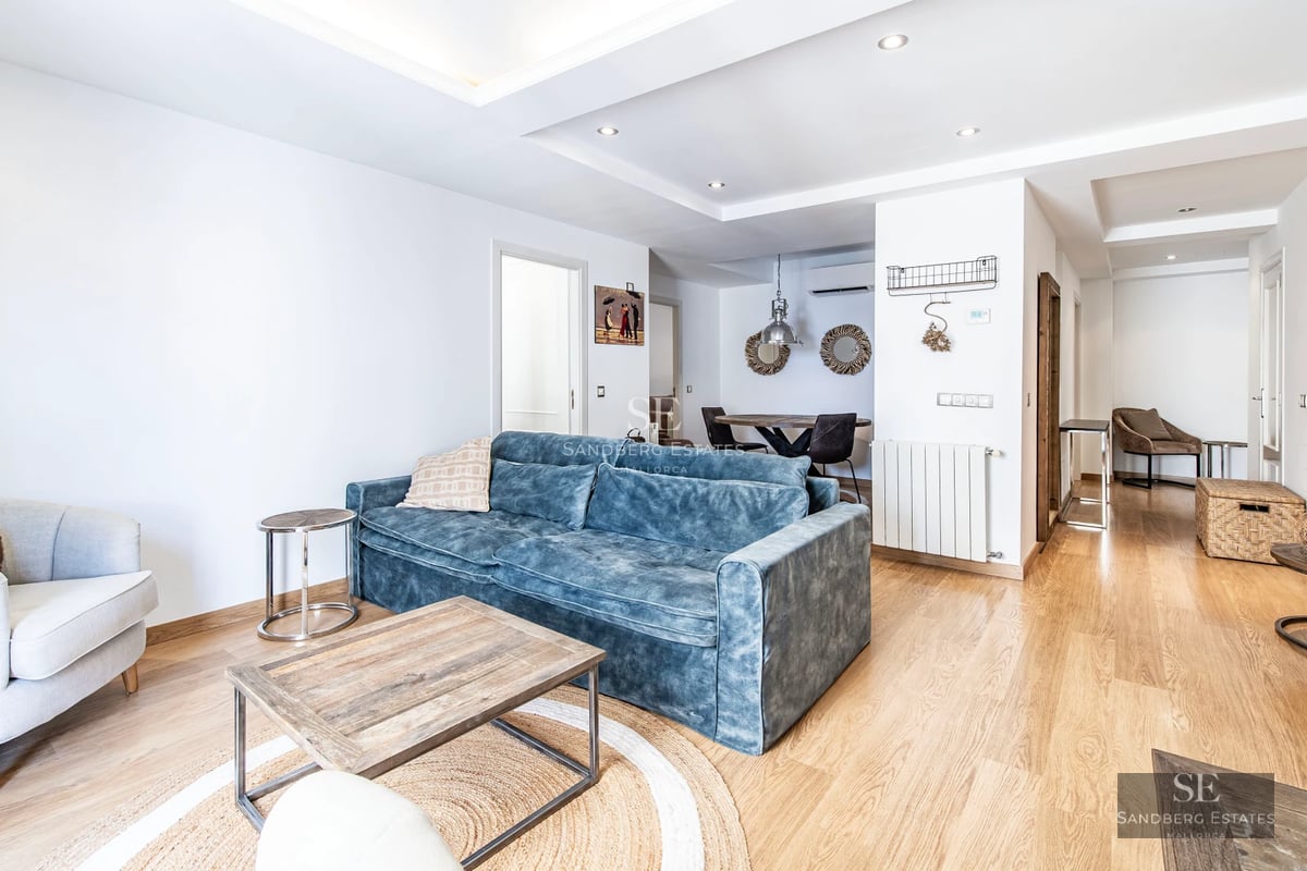 View of a modern infinity pool with breathtaking views. Minimalist design with wooden deck and elegant sun loungers.