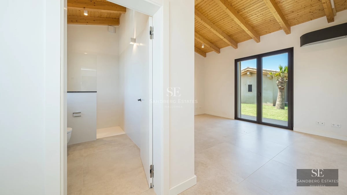 Image of an infinity pool with sea views, modern minimalist design, surrounded by greenery. Contemporary architecture.