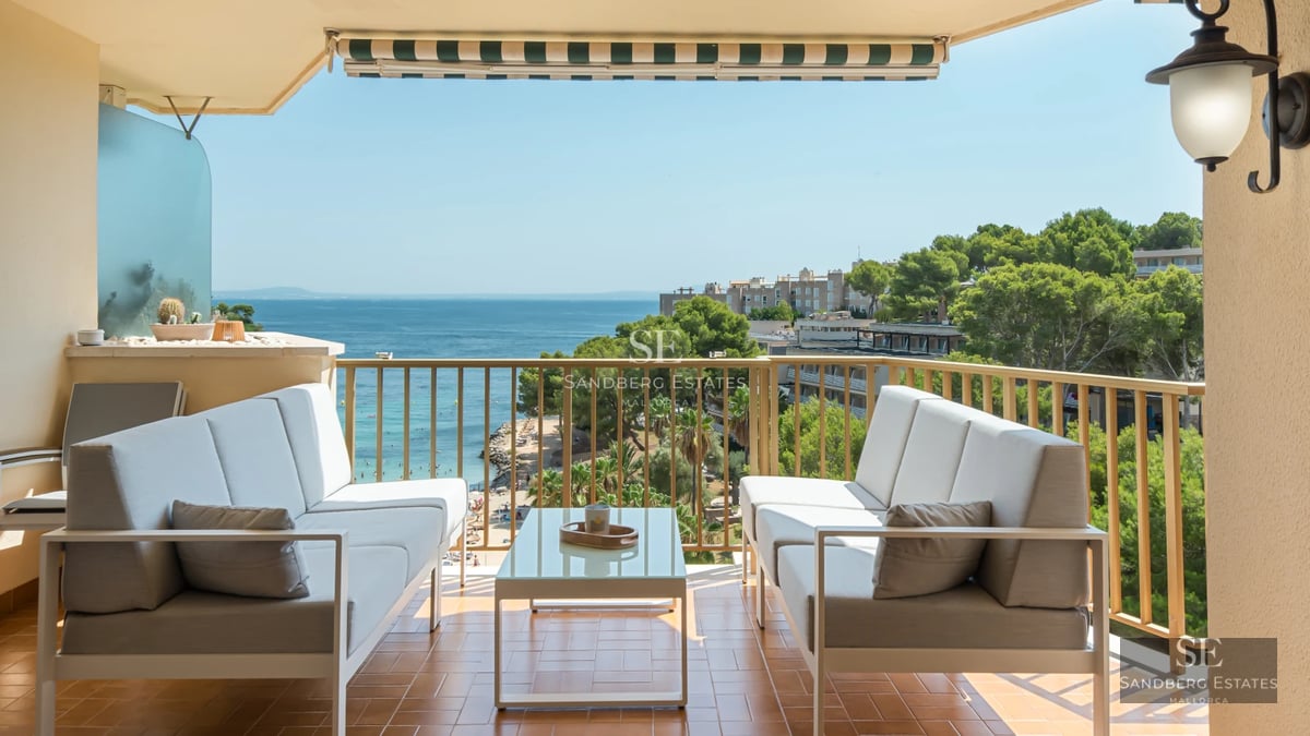 Exterior view of a modern villa with pool and garden. Minimalist architecture, large windows and elegant landscaping.