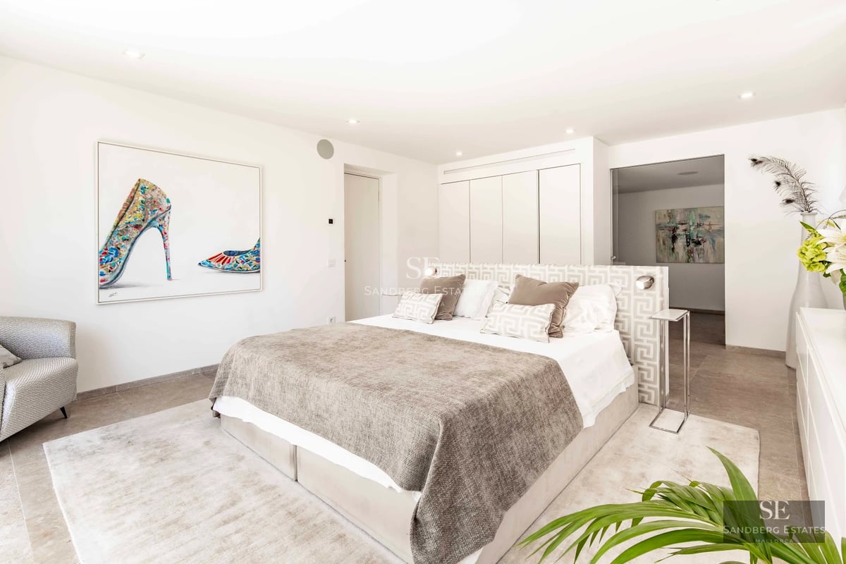 Spacious balcony with sea view, modern and relaxing furniture, ideal for enjoying the outdoors and panoramic views.