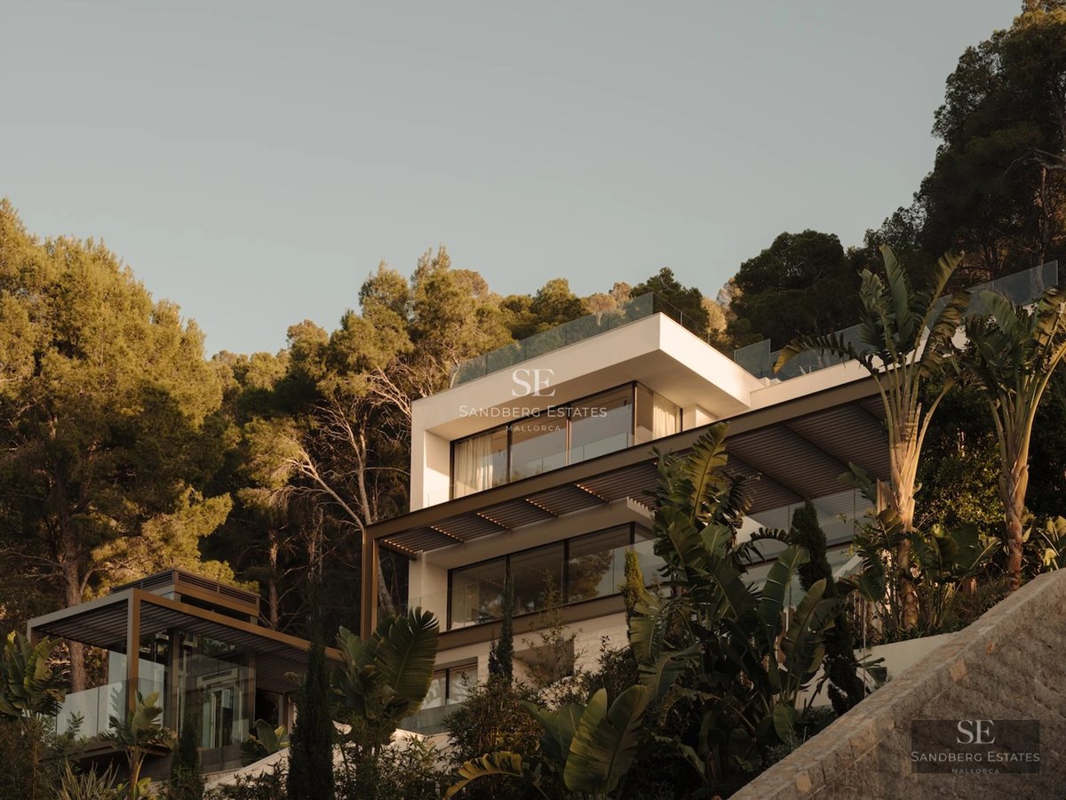 Spacious terrace with views. Modern furniture, infinity pool, glass railing, wooden floor, sunny sky.