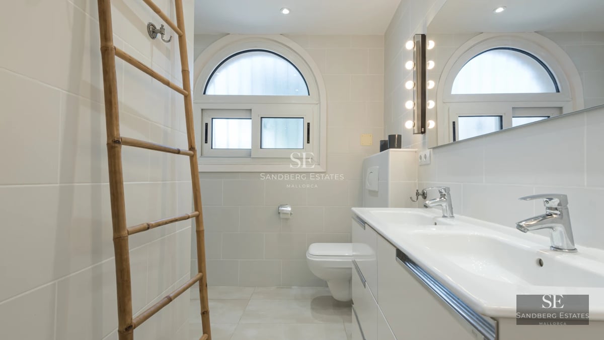 Exterior view of a modern villa with infinity pool, garden, and large terraces. Minimalist architecture, ambient lighting.