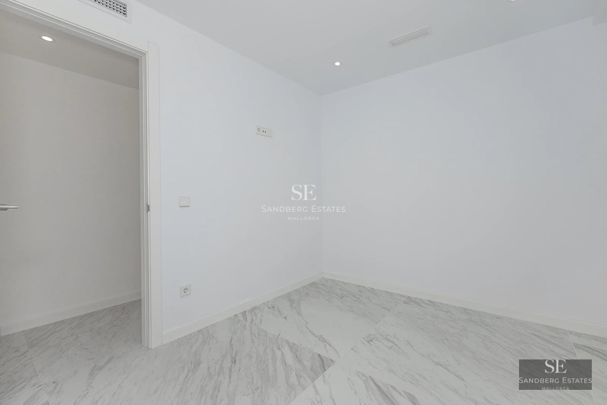 Expansive terrace with infinity pool, sun loungers & ocean views. Modern & minimalist design, ideal for relaxation & enjoyment.