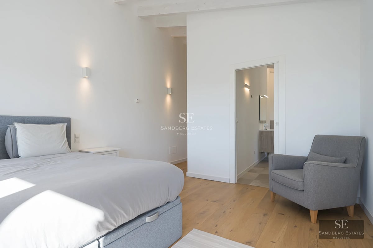 Panoramic view of a modern house with an infinity pool and lush garden. Minimalist architecture and spacious terraces.