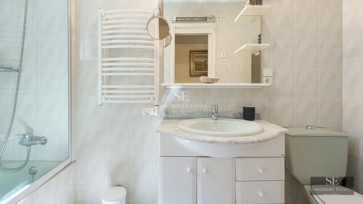 Exterior view of a modern house with a shimmering pool, lush garden, and minimalist architecture. Luxury and comfort in an idyllic setting.