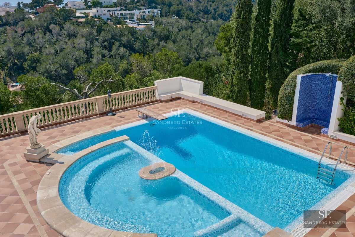 Modern facade with reflecting pool. Minimalist architecture, large windows, and high-quality finishes.