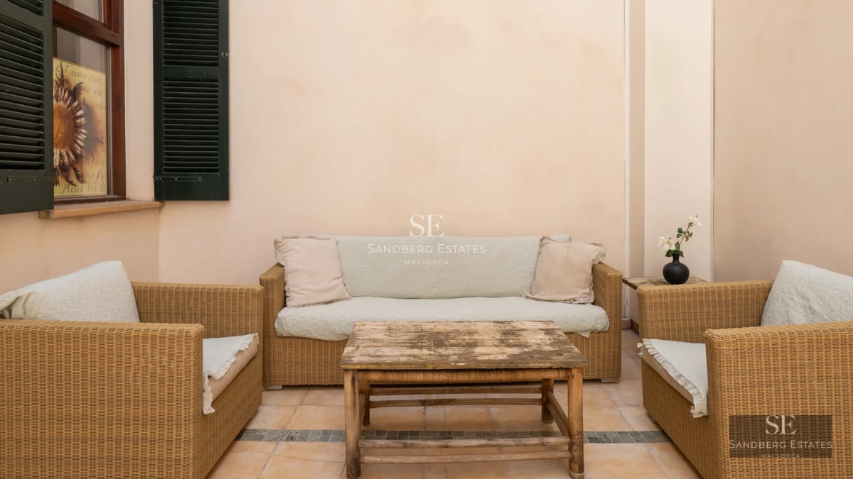 View of a modern pool surrounded by lush greenery and a house with large windows. Contemporary design and relaxing atmosphere.