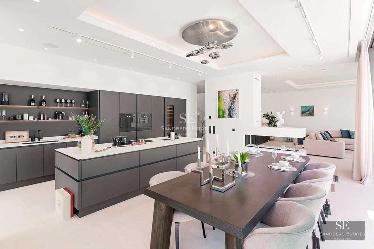 Exterior view of a modern villa with an infinity pool. Minimalist design, large windows, and lush gardens. Luxury and comfort.