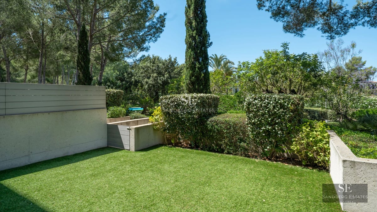 Spacious terrace with pool and lounge area. Modern architecture with large windows and panoramic views. High-quality outdoor furniture.