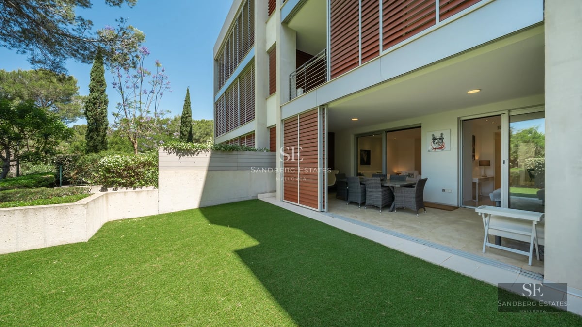 Exterior view of a modern villa with an infinity pool. Minimalist architecture, large windows, lush garden. Warm lighting.