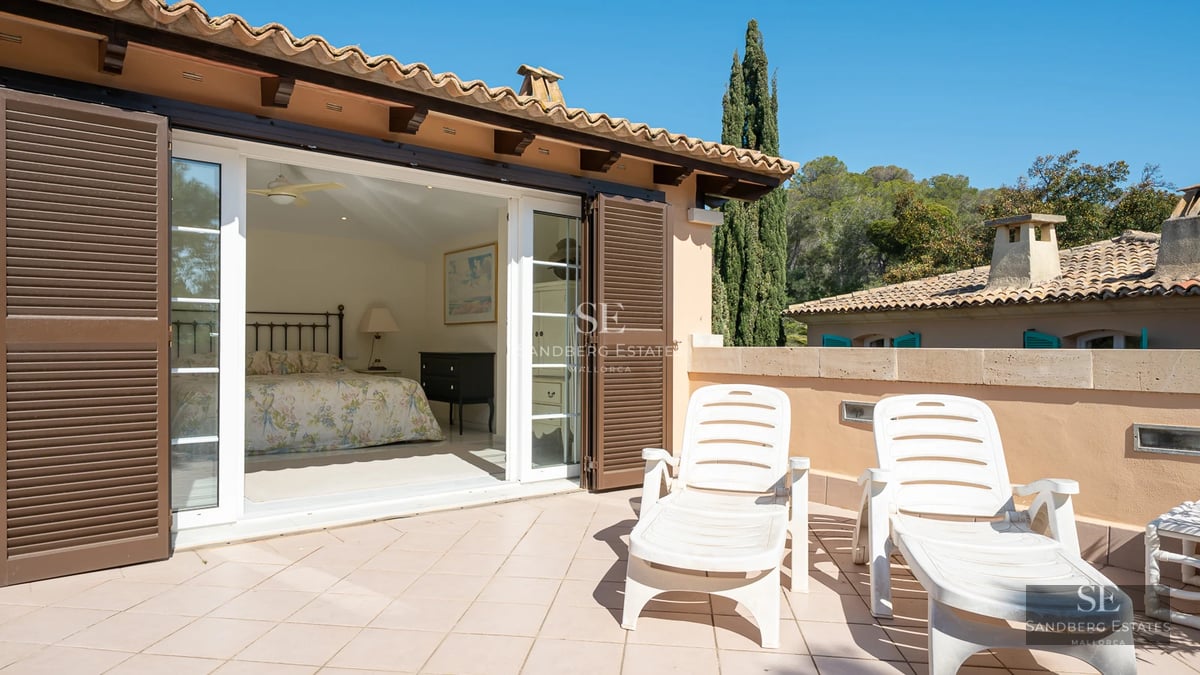 Spacious living room with panoramic windows, infinity pool, and panoramic sea views. Modern design with high-quality finishes.