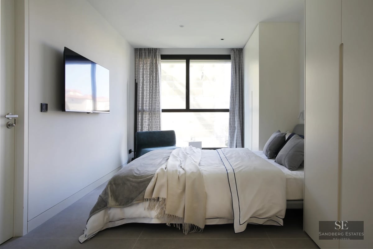 Spacious terrace with infinity pool, modern furniture, panoramic views, and lush vegetation. Contemporary architectural design.