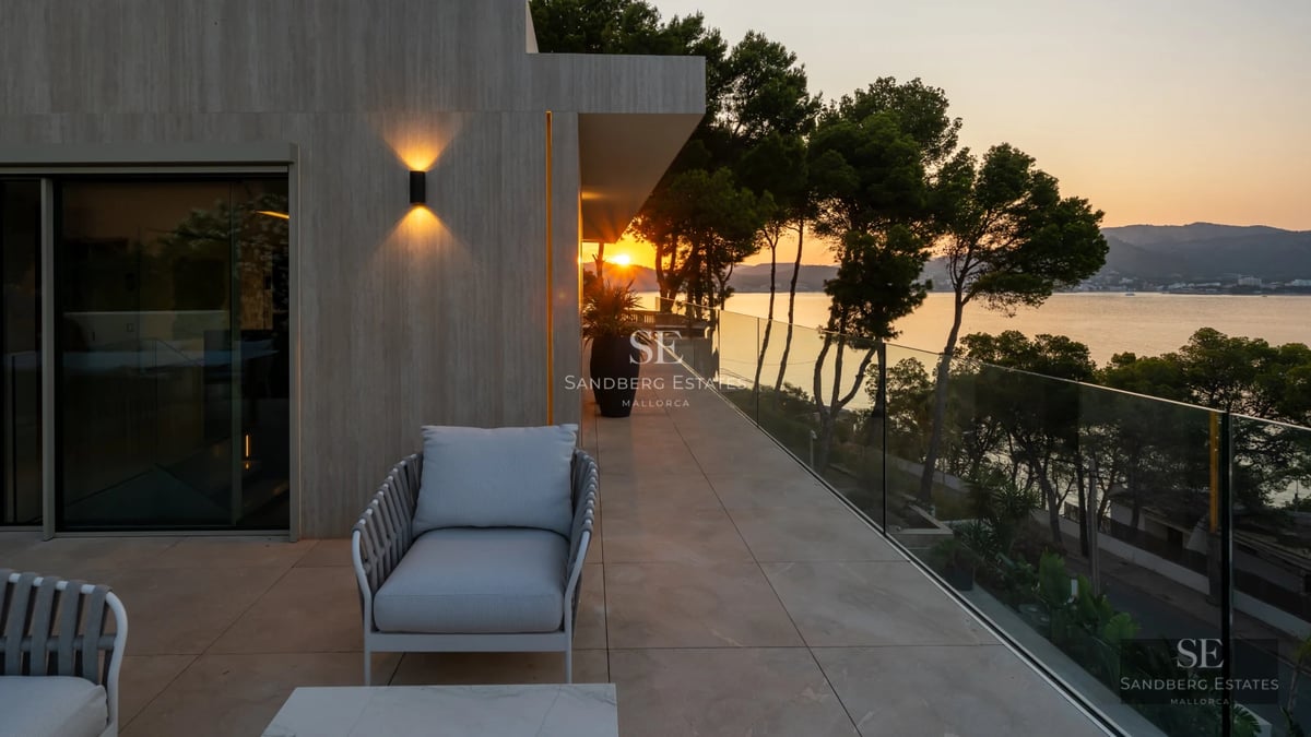 Expansive terrace with infinity pool and panoramic sea views. Modern design with elegant furniture and direct garden access.
