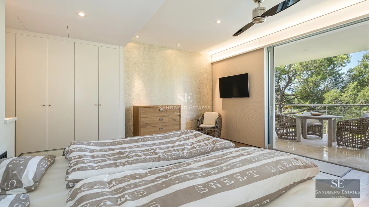 Exterior view of a modern villa featuring an infinity pool, lush garden, and minimalist architectural design. Ideal for relaxation and entertainment.