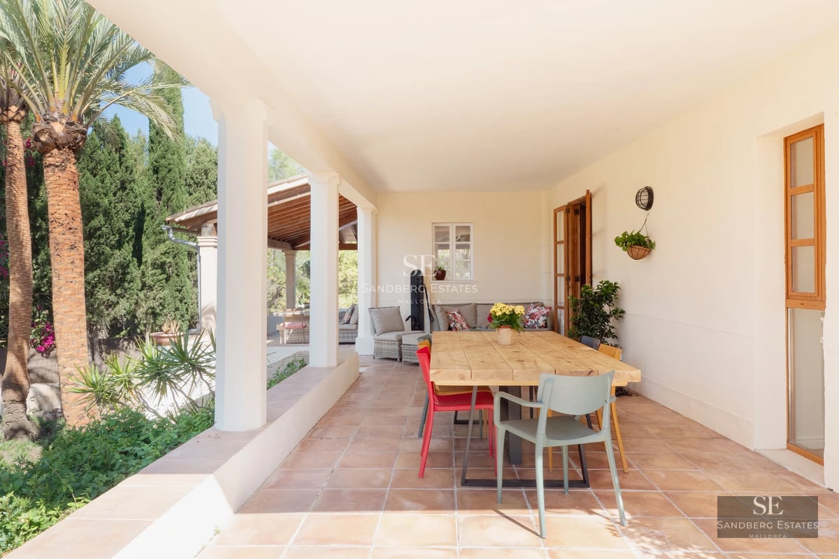 Aerial view of a modern villa with infinity pool. Minimalist design, large windows, terrace, and garden. Luxury and comfort.