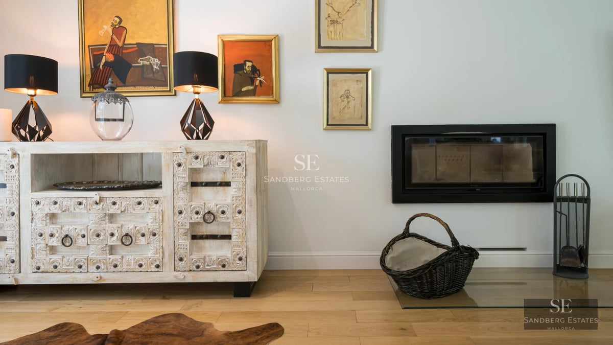 Exterior view of modern house with pool, surrounded by lush greenery. Minimalist architecture with large windows.