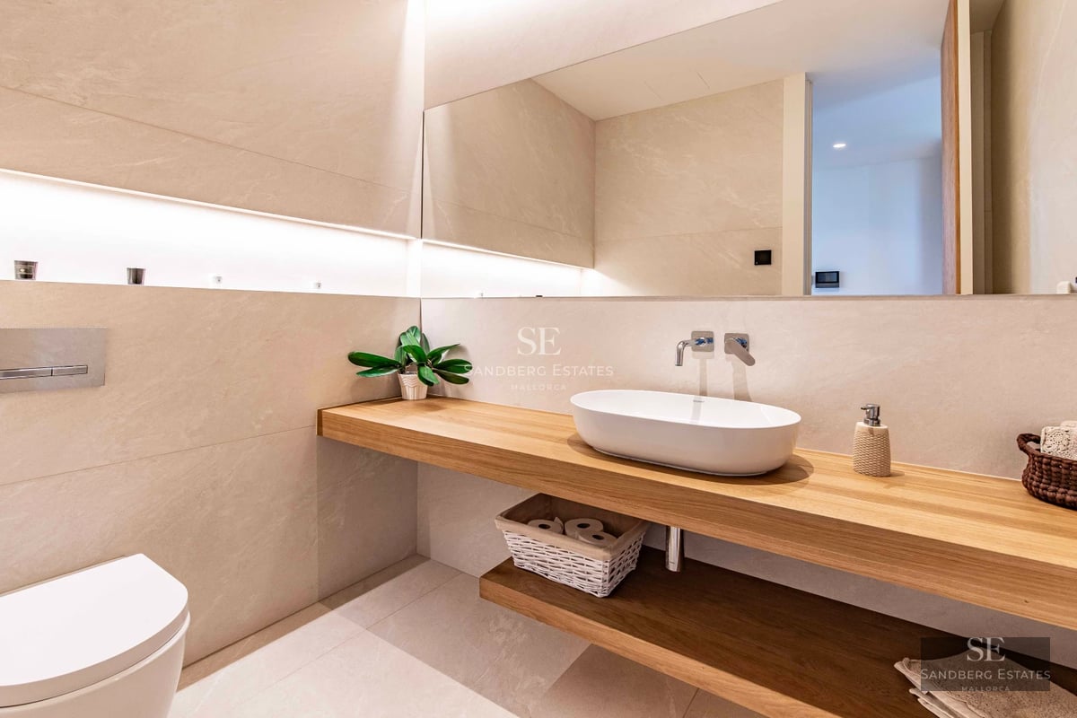 View of modern villa with reflecting pool. Minimalist architecture, large windows, lush vegetation. Ambient lighting.