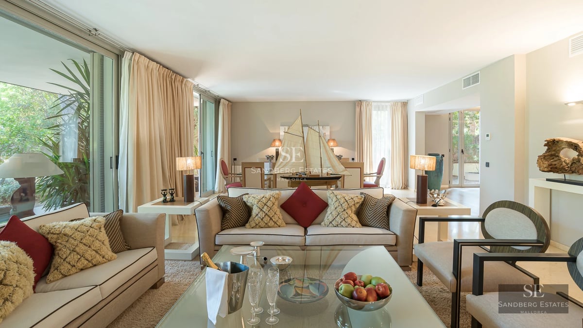 Exterior view of a modern villa featuring an infinity pool, lush garden, and minimalist architecture. Details in wood and natural stone.