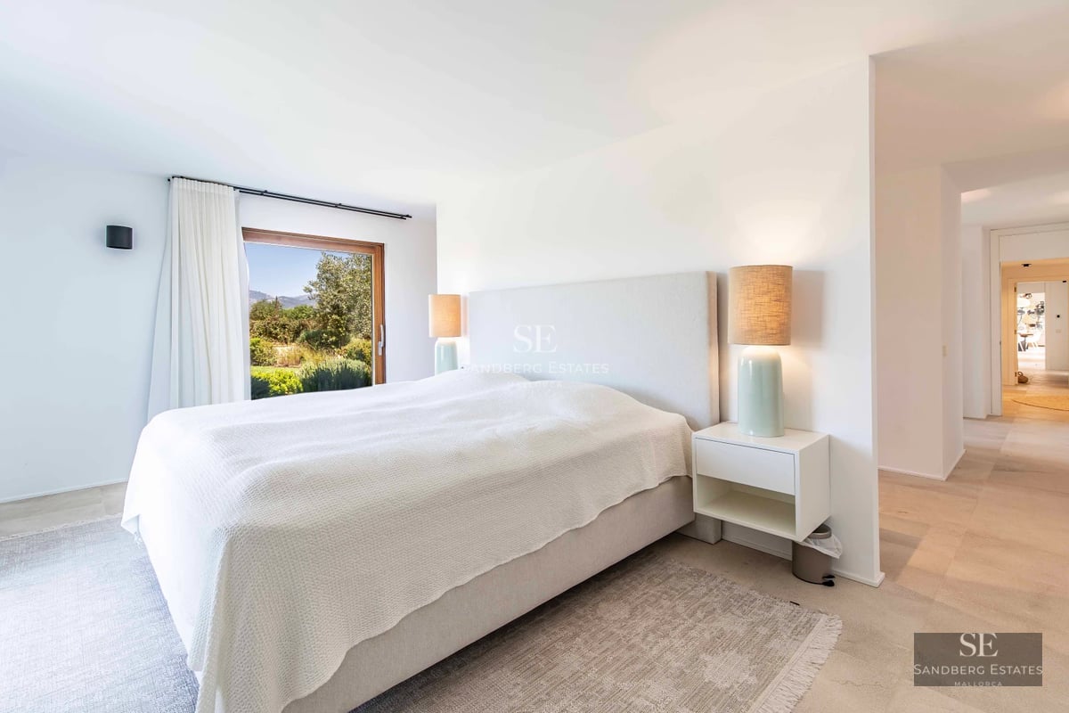 Exterior view of a modern villa with infinity pool and garden. Minimalist architectural design with large glass windows.