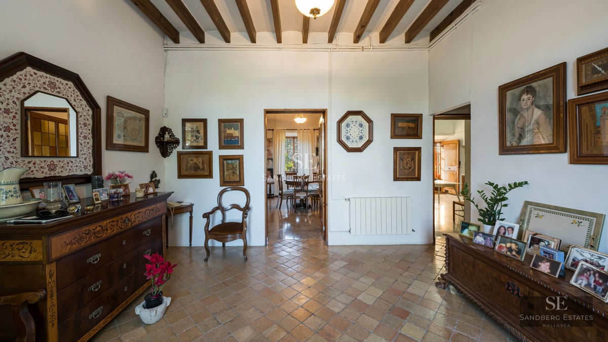Exterior view of a modern villa with infinity pool and lush garden. Minimalist architecture and sophisticated landscaping.