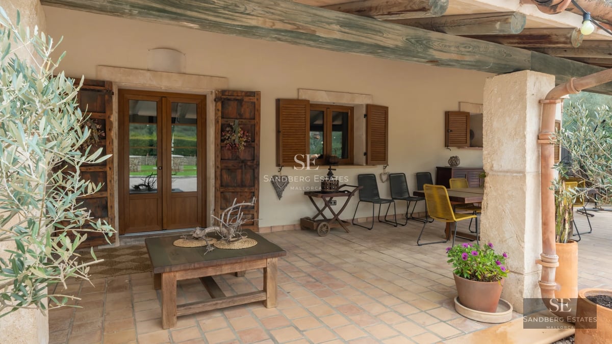 Exterior view of modern house with infinity pool. Minimalist design, large windows, and lush garden. Luxury and comfort in a unique setting.