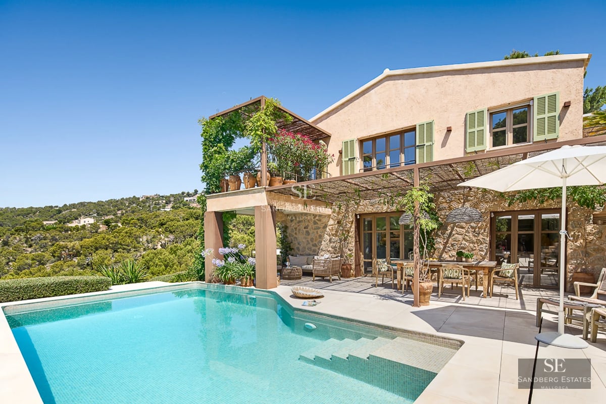 Exterior view of a modern house with a swimming pool, manicured garden, and minimalist architecture. Ambient lighting and high-quality finishes.