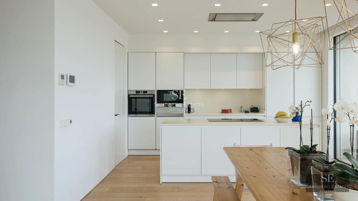 Spacious garden with swimming pool, lounge chairs, and lush vegetation. Ideal for outdoor relaxation and entertainment.