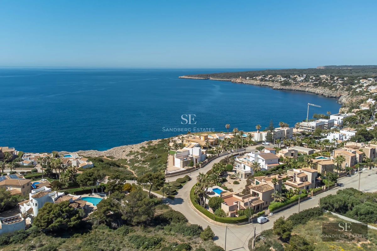 Exterior view of a modern house with a pool, manicured garden, and large windows. Elegant architecture and high-quality finishes.
