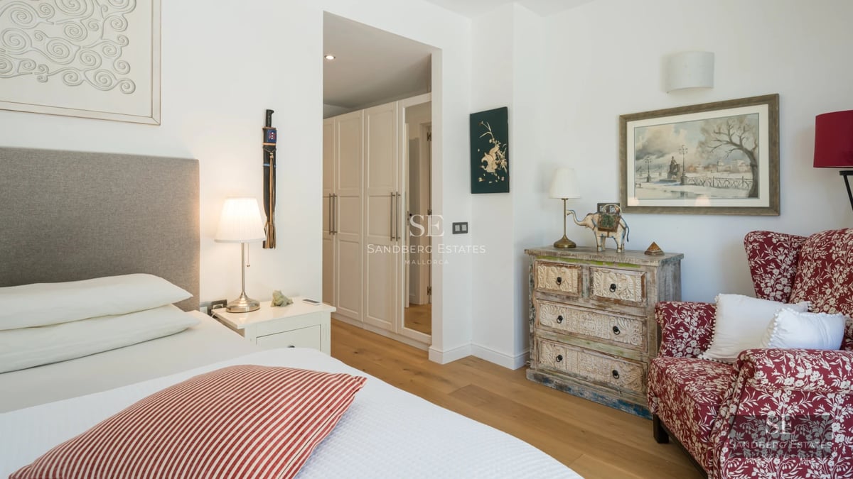 Modern facade with infinity pool. Minimalist design, large windows and stunning views. Elegance and comfort.